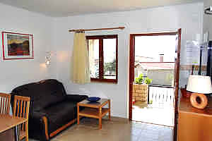 Apartment Tedo livingroom and entrance